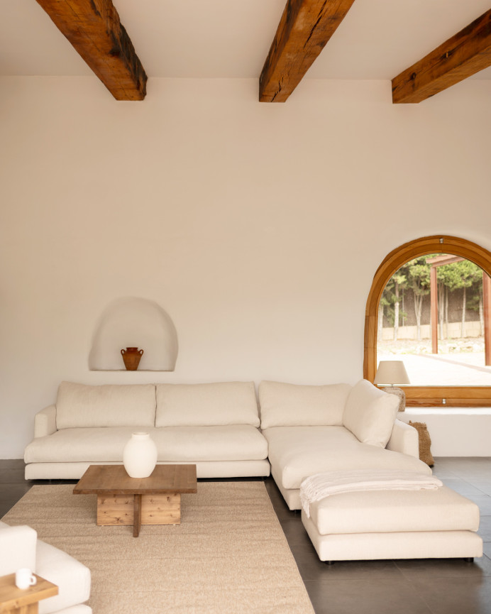 Sofa with chaise longue in off-white tone of various sizes.