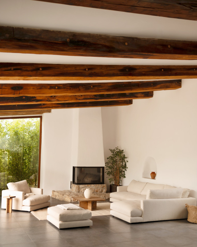 Sofa with chaise longue in off-white tone of various sizes.
