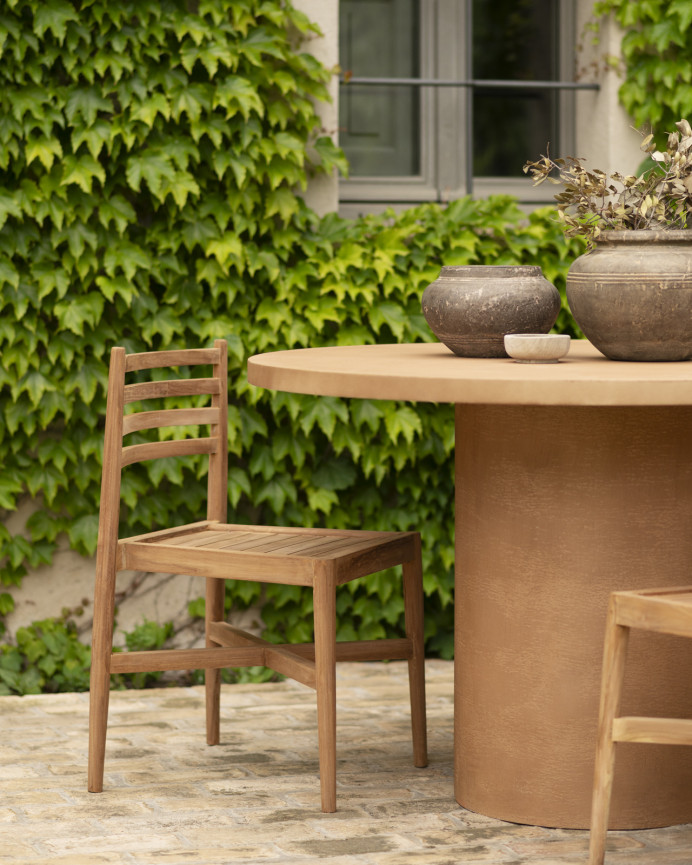 Round dining table made of terracotta-tone microcement in various sizes.