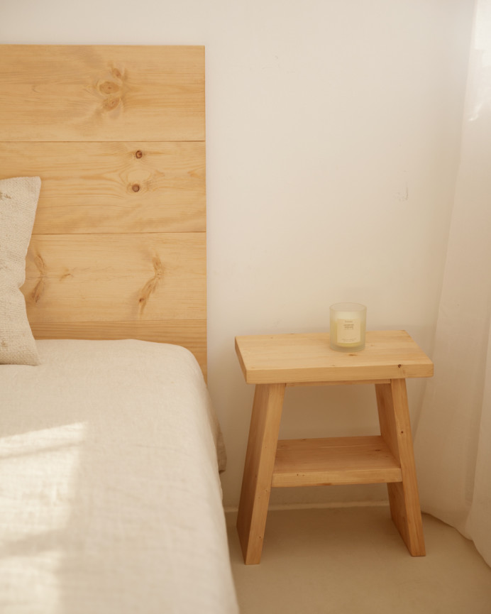 Bedside table or solid wood auxiliary in medium oak tone measuring 45x39cm