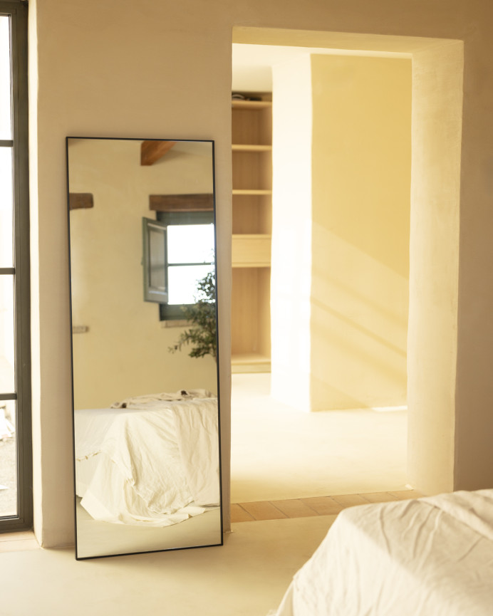 Rectangular stainless steel mirror in black tone measuring 58x158x2cm.