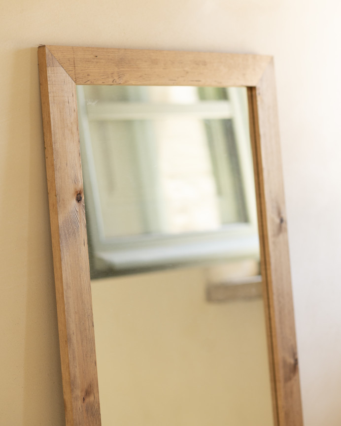 Rectangular pine wood mirror in natural tone measuring 60x160cm.