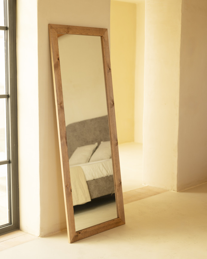 Rectangular pine wood mirror in natural tone measuring 60x160cm.