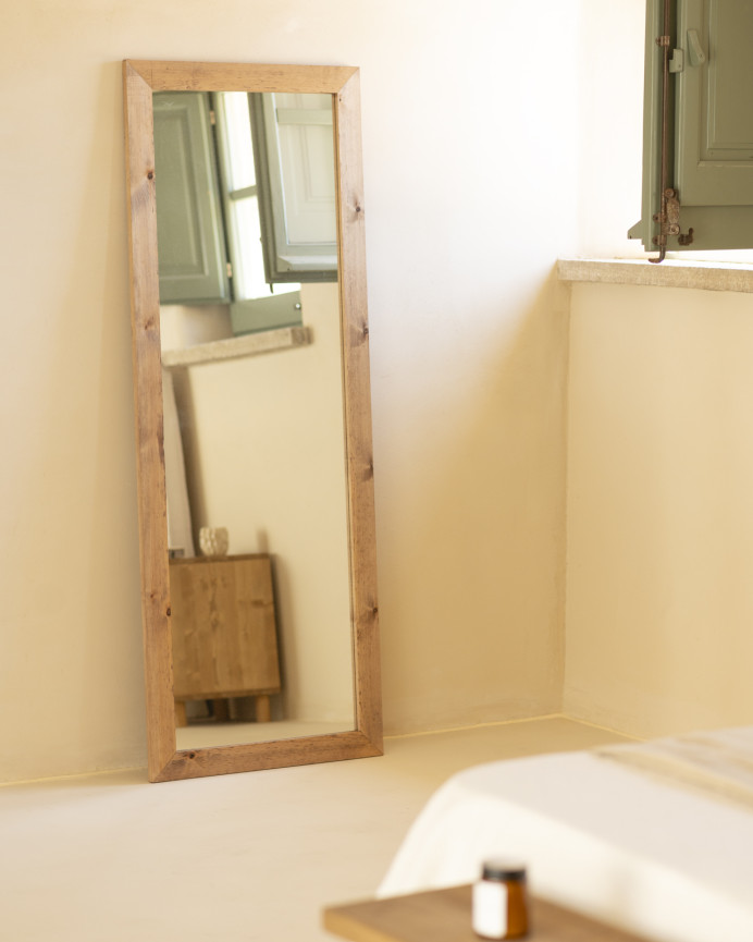 Rectangular pine wood mirror in natural tone measuring 60x160cm.
