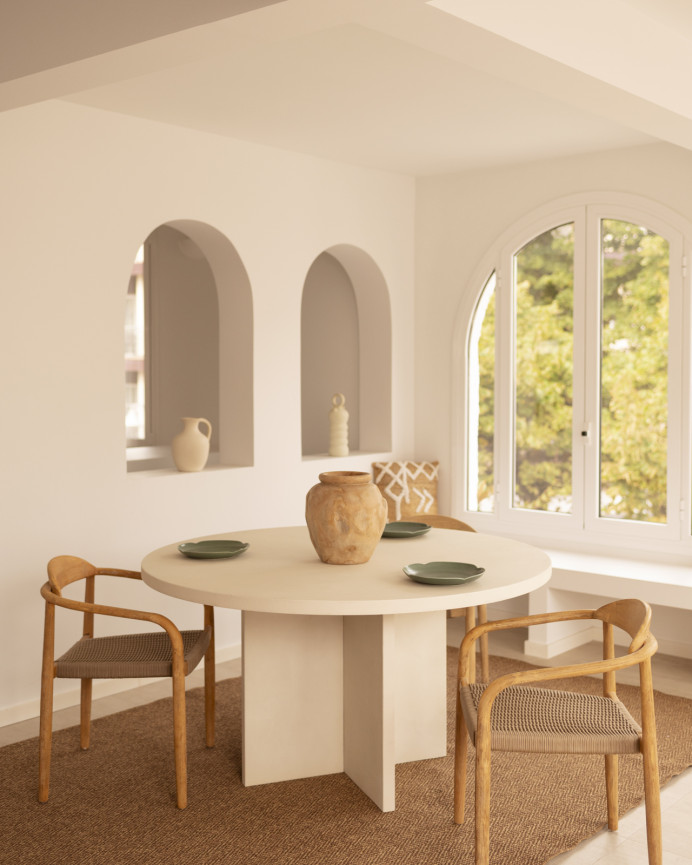 Round dining table made of microcement in a white tone in various sizes.
