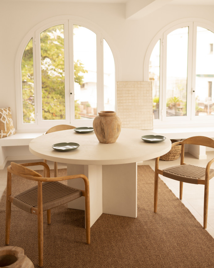 Round dining table made of microcement in a white tone in various sizes.