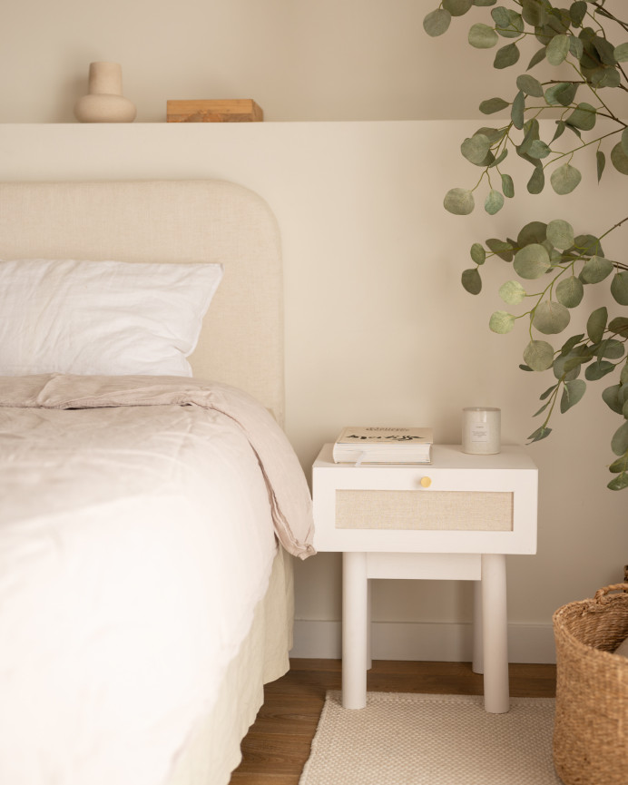 Solid wood and linen bedside table with a white-toned drawer measuring 40x45cm.