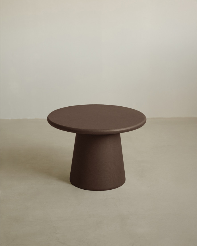 Round coffee table made of microcement in brown tones available in various sizes.