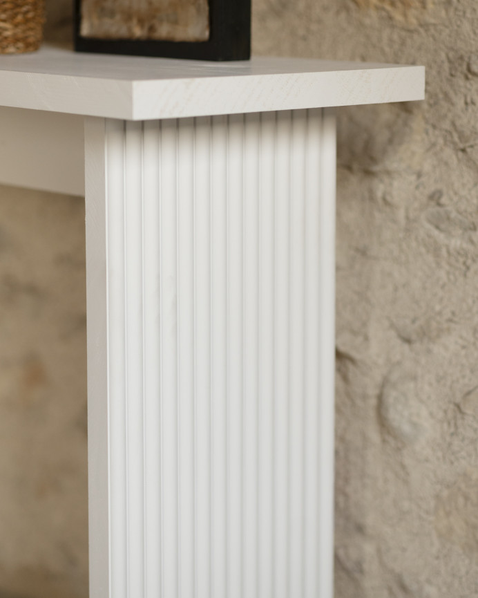 Solid wood console table in white tone, measuring 120x80cm.