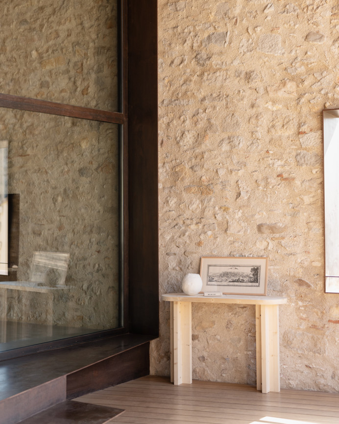 Solid wood console in natural tone measuring 120x80cm.