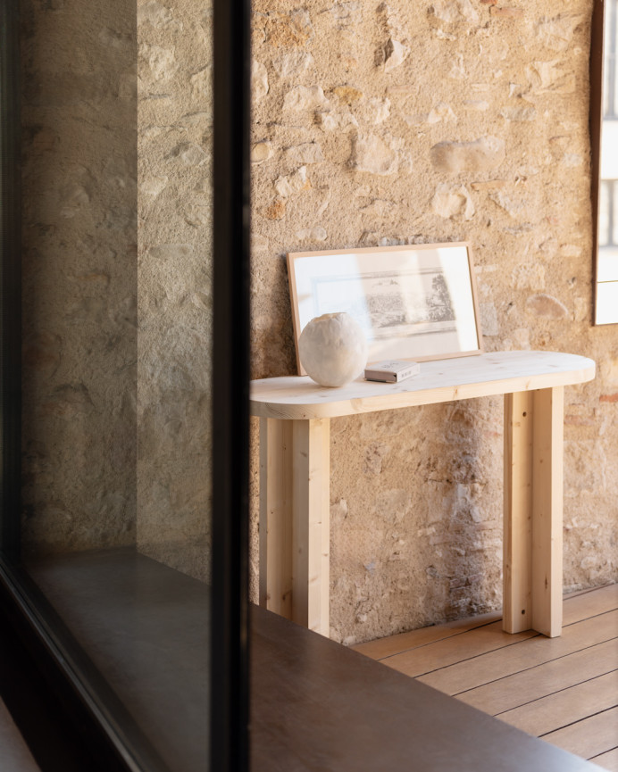 Solid wood console in natural tone measuring 120x80cm.
