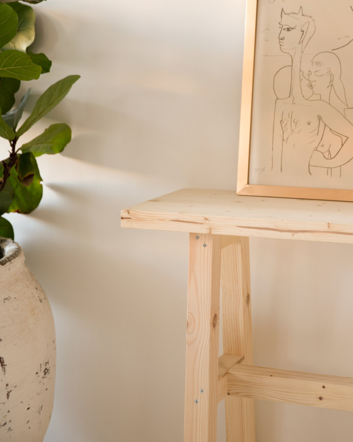 Solid wood console in natural tone measuring 100x80cm.