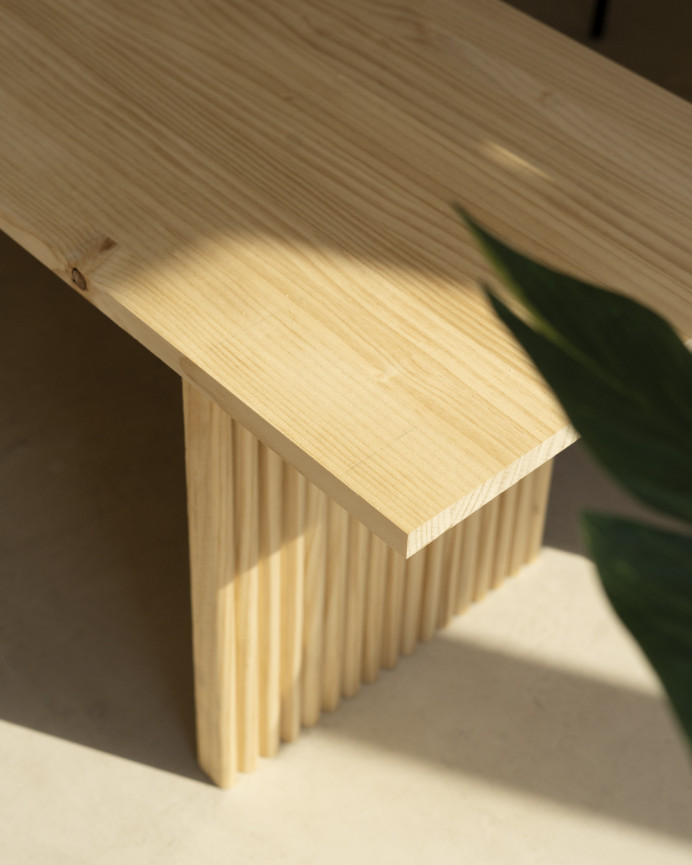 Solid wood bench in medium oak tone, 120cm.
