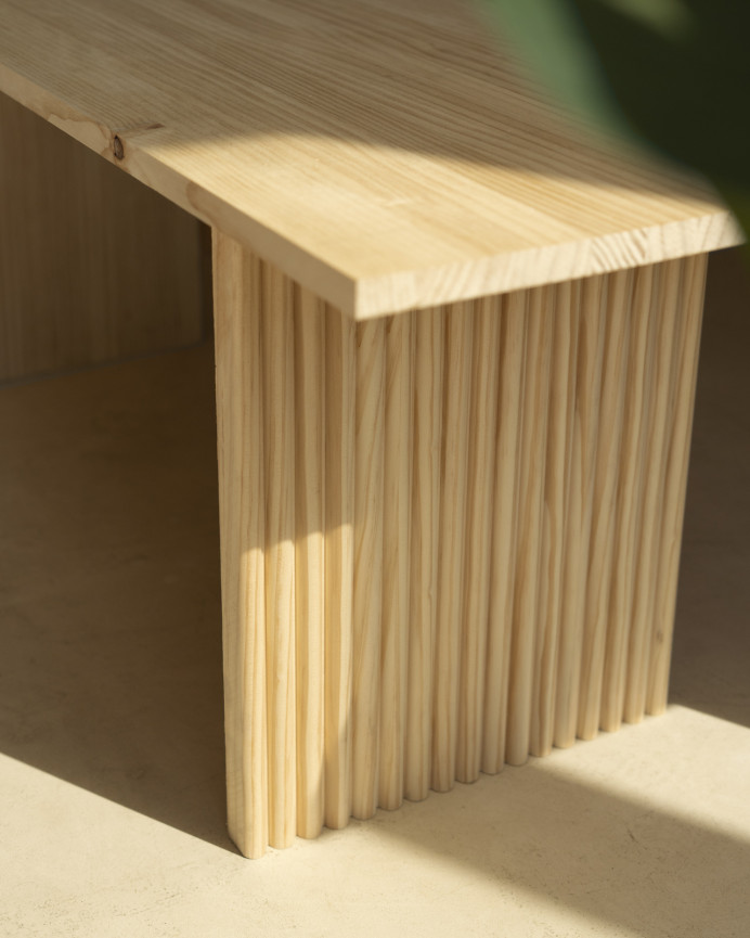 Solid wood bench in medium oak tone, 120cm.