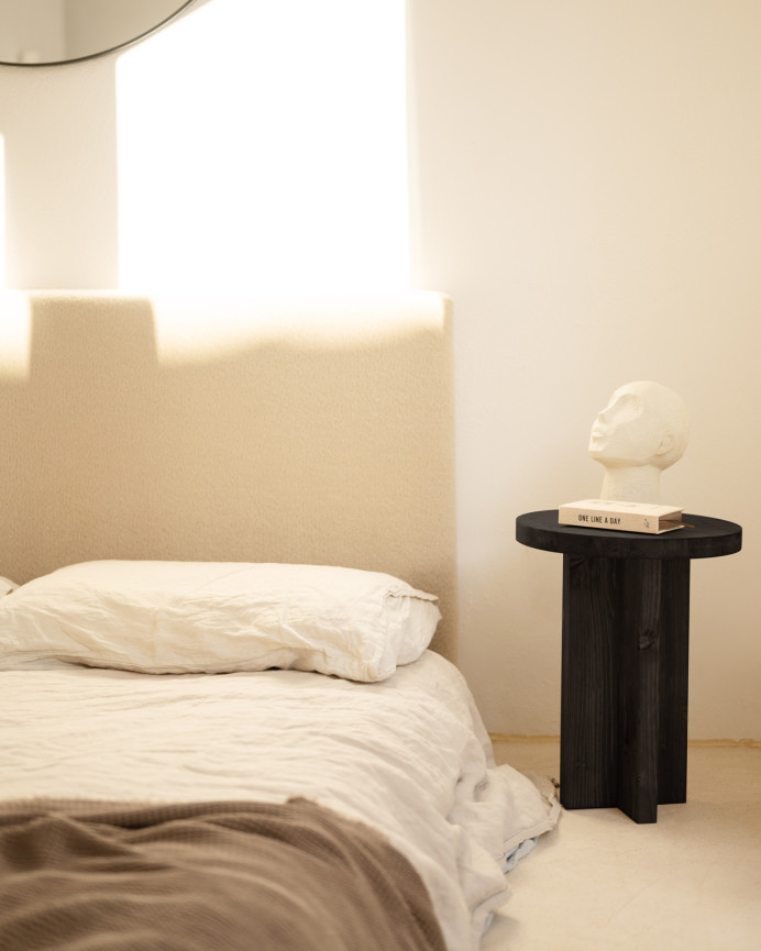 Solid wood stool in black tone, measuring 45x35cm.