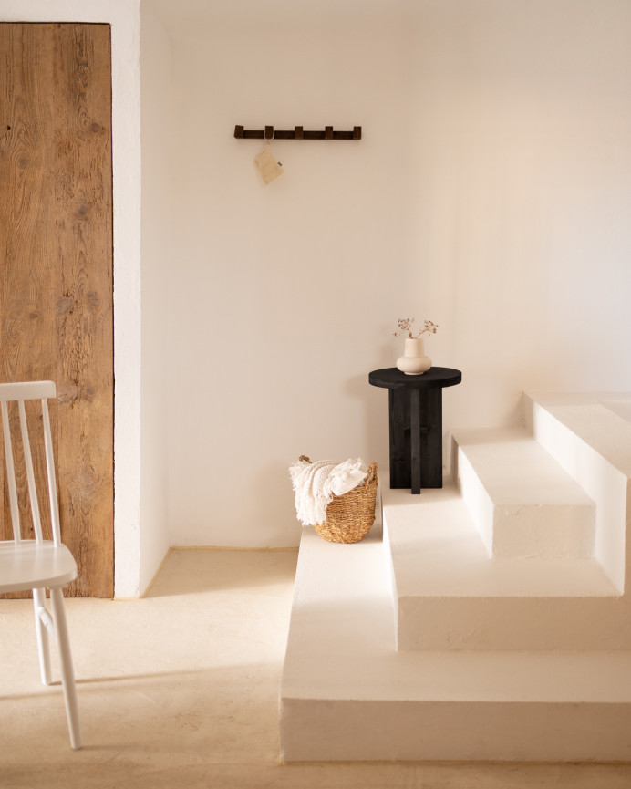 Solid wood stool in black tone, measuring 45x35cm.