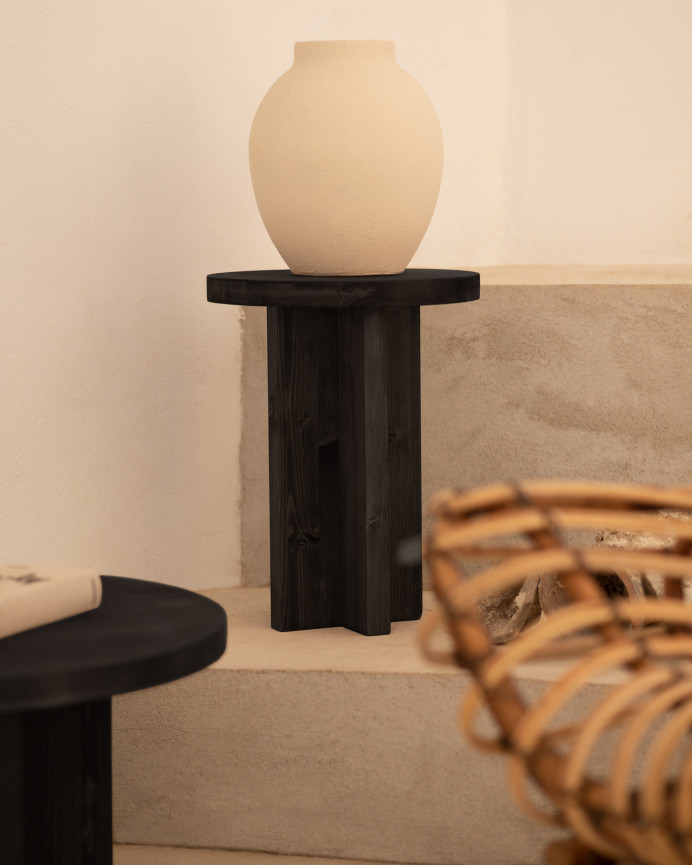 Solid wood stool in black tone, measuring 45x35cm.