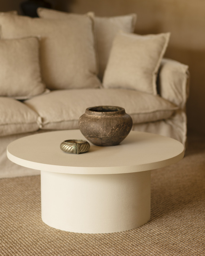 Round coffee table made of microcement in a off-white tone of 80x33cm.