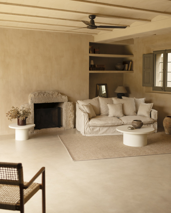 Round coffee table made of microcement in a off-white tone of 80x33cm.