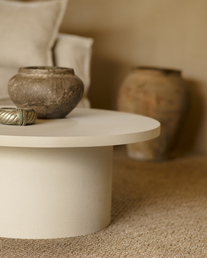 Round coffee table made of microcement in a off-white tone of 80x33cm.