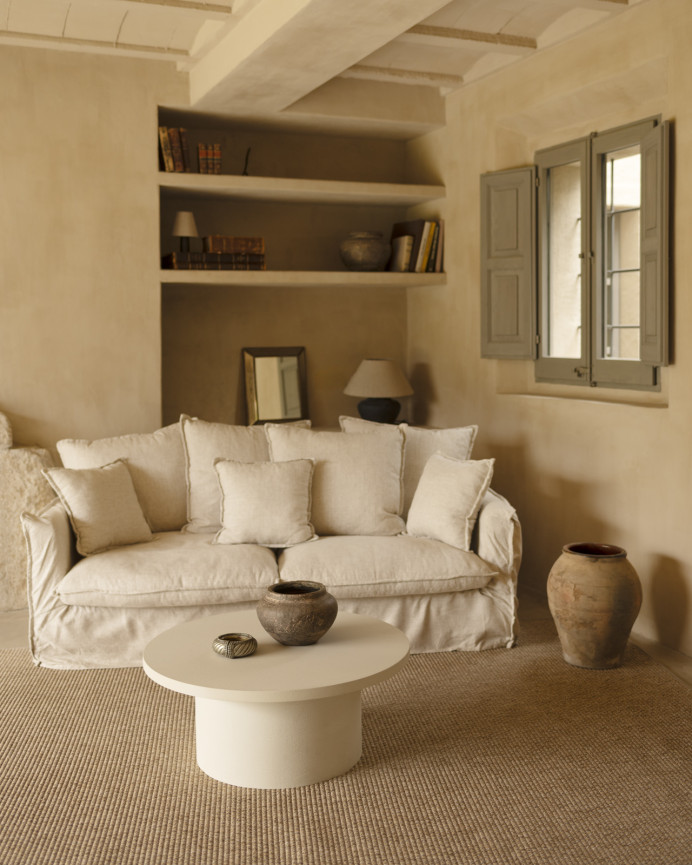 Round coffee table made of microcement in a off-white tone of 80x33cm.