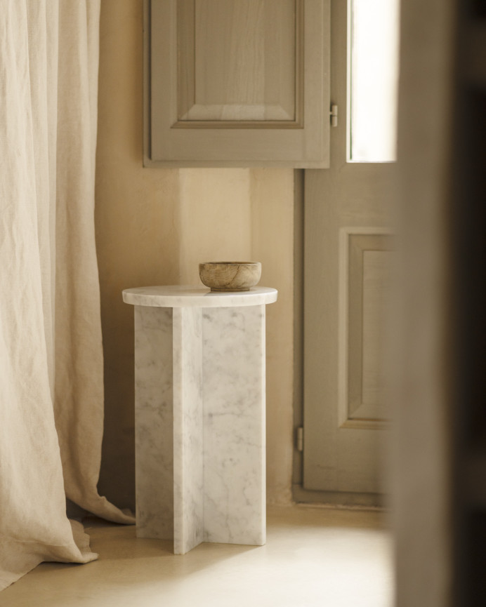 Round marble side table with a diameter of 28cm.
