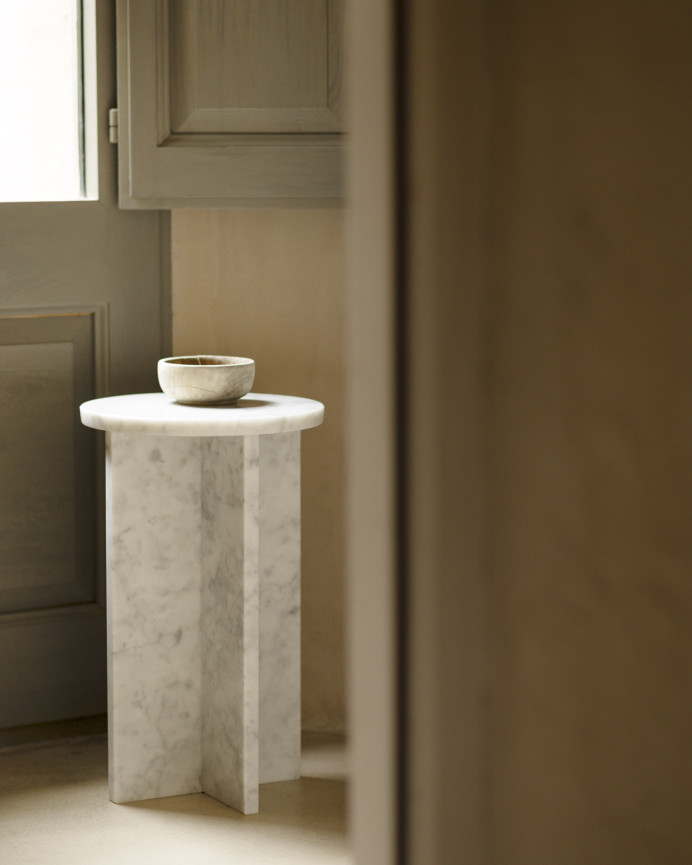 Round marble side table with a diameter of 28cm.