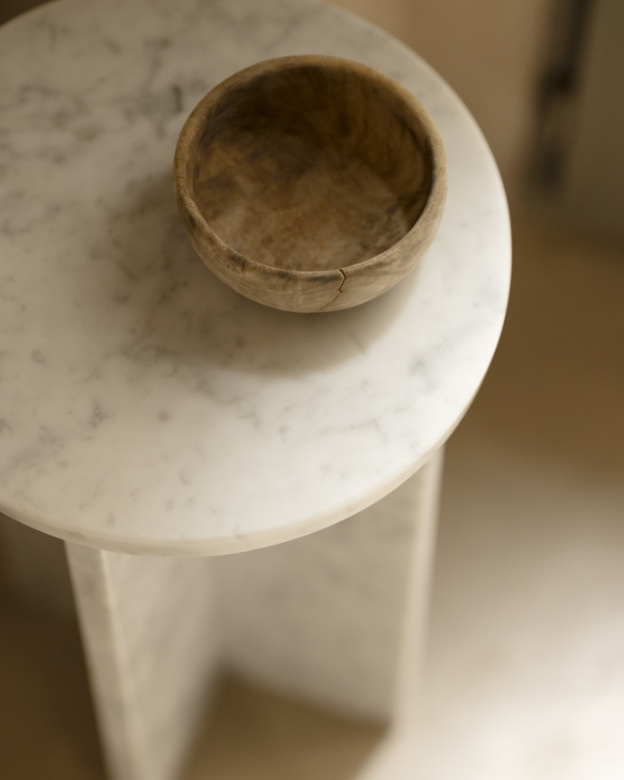 Round marble side table with a diameter of 28cm.
