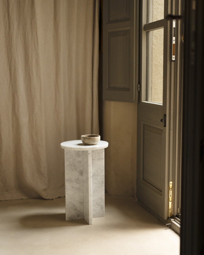 Round marble side table with a diameter of 28cm.