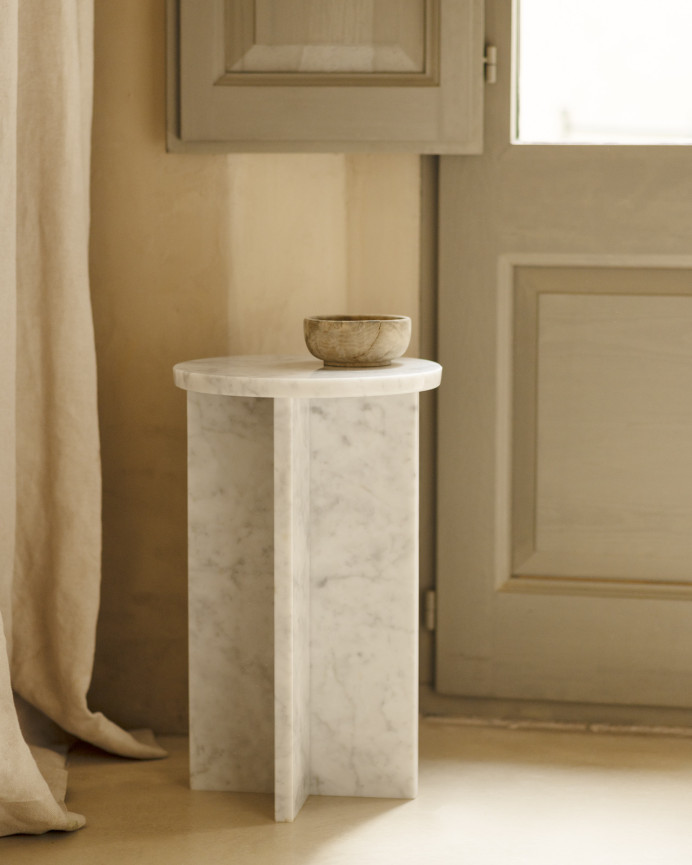 Round marble side table with a diameter of 28cm.