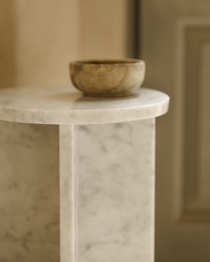 Round marble side table with a diameter of 28cm.