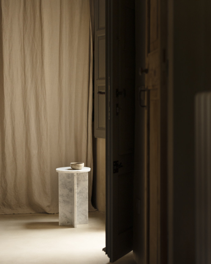 Round marble side table with a diameter of 28cm.