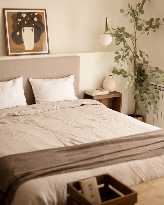 Upholstered headboard in plain polyester in cinnamon color in various sizes.