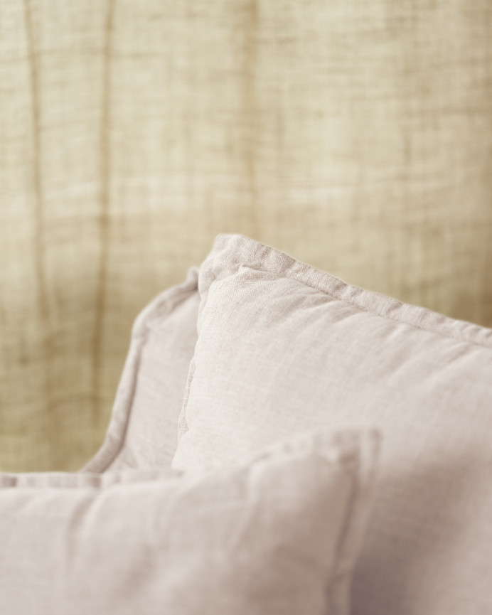 Removable white cotton and linen armchair cover, measuring 100x90cm.