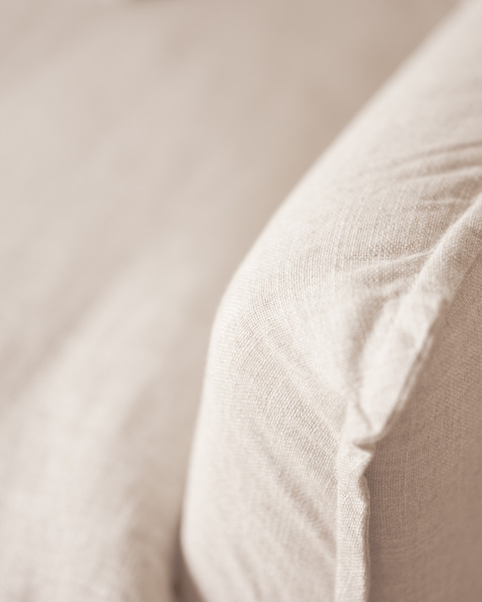 Removable white cotton and linen armchair cover, measuring 100x90cm.