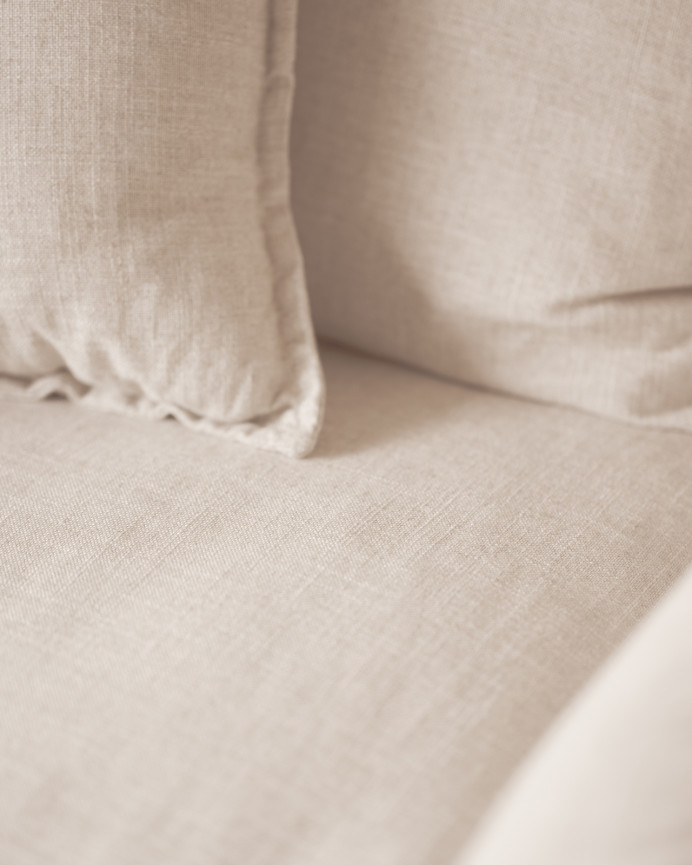Removable white cotton and linen armchair cover, measuring 100x90cm.