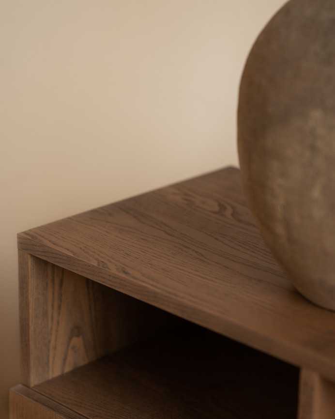 Sideboard with 4 doors made of natural ash wood veneer in hazelnut tone measuring 176x40cm.
