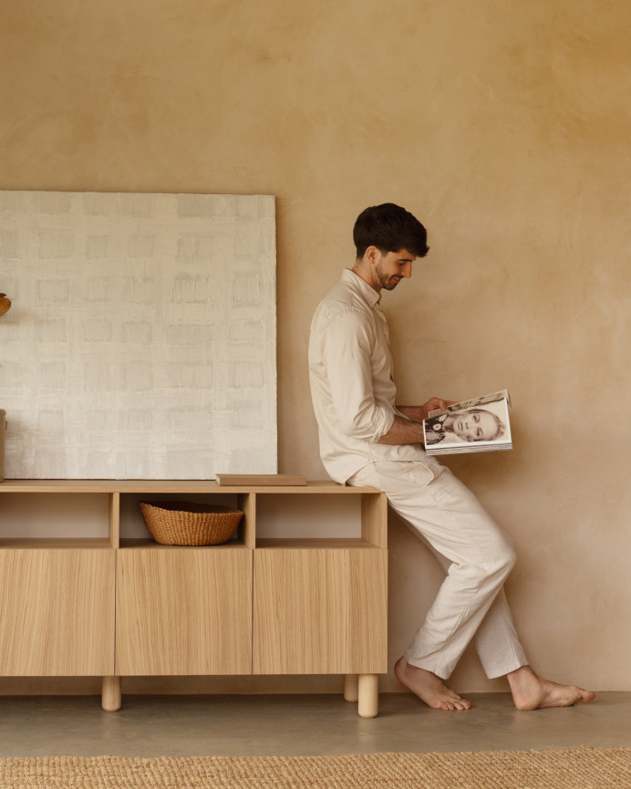 Sideboard with 4 natural oak wood veneer doors measuring 176x40cm.