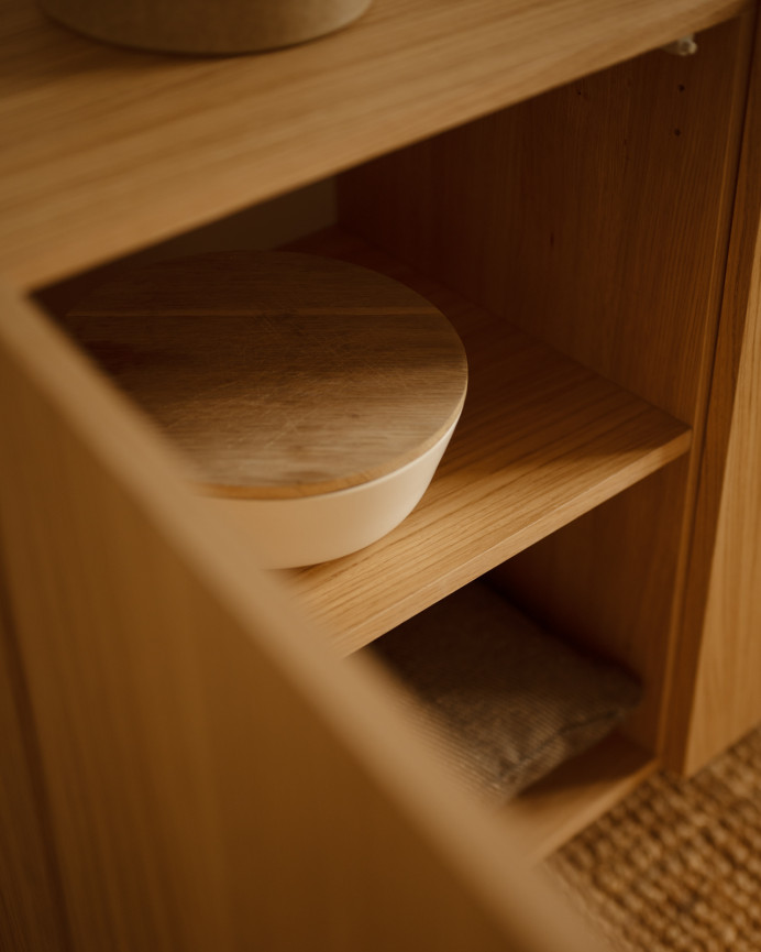 Sideboard with 3 natural oak wood veneer doors measuring 160x40cm.