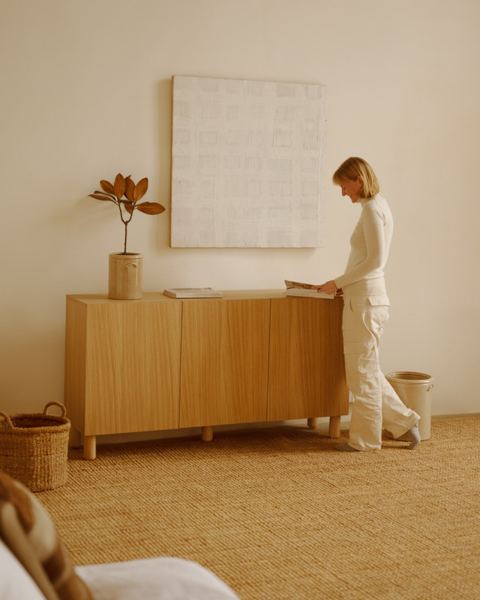 Sideboard with 3 natural oak wood veneer doors measuring 160x40cm.