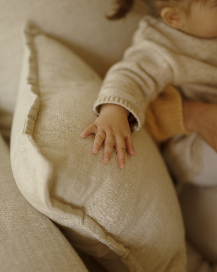 Removable beige cotton and linen armchair measuring 108x96cm.