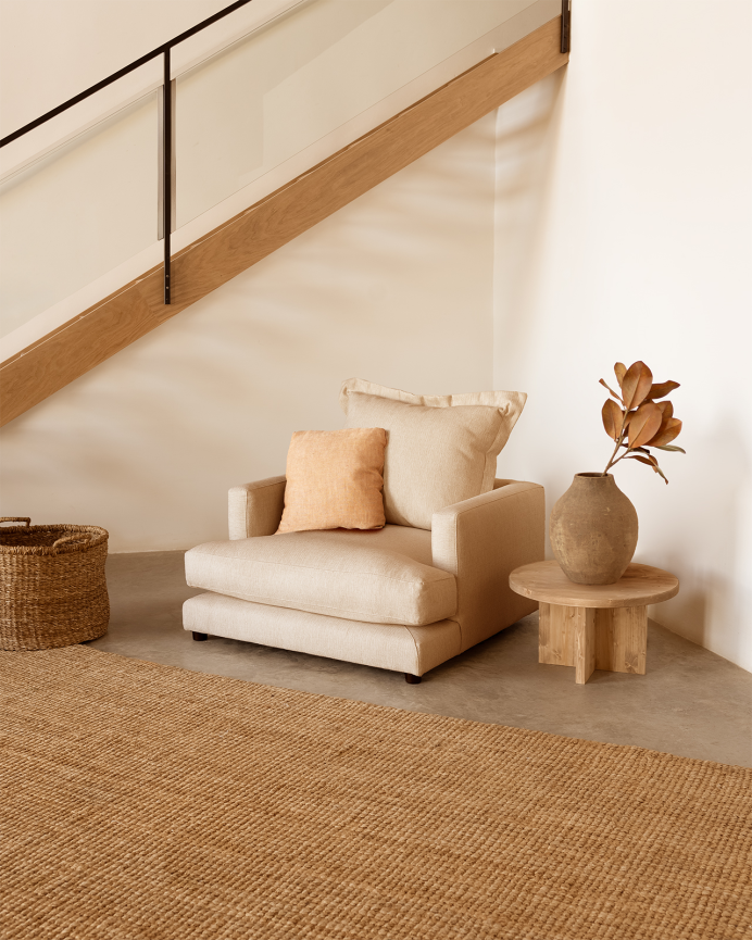 Beige armchair with dimensions of 105x106cm.