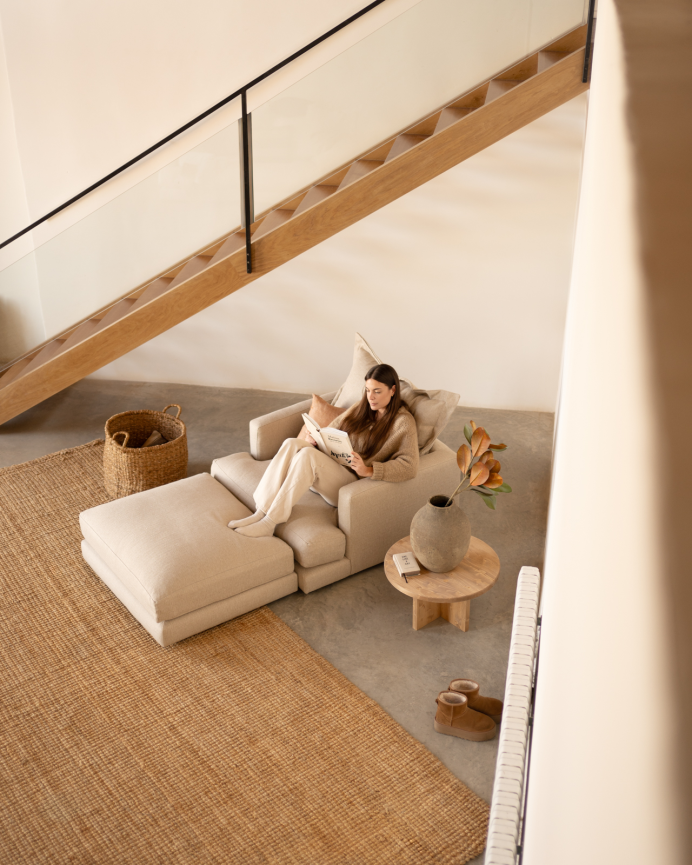 Beige armchair with dimensions of 105x106cm.