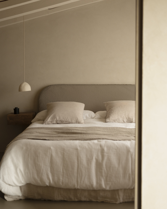 Upholstered headboard in removable brown bouclé fabric in various sizes.