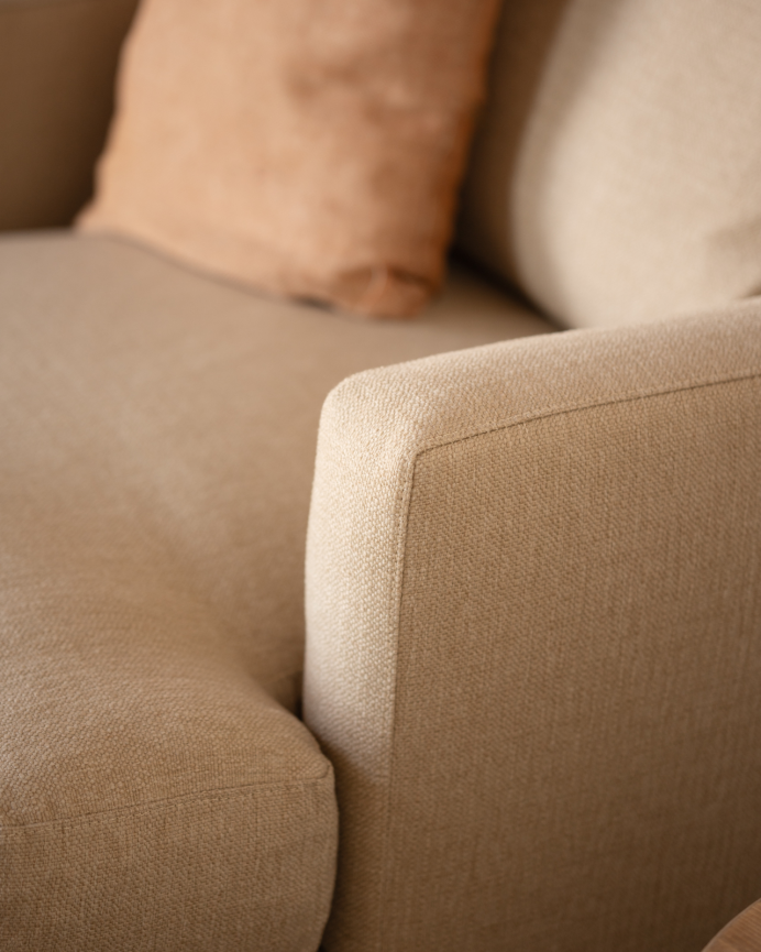 Beige armchair with dimensions of 105x106cm.