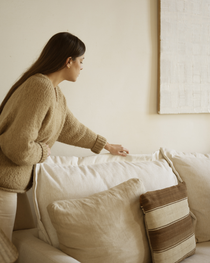 Straight sofa in off-white tone measuring 215x105cm.