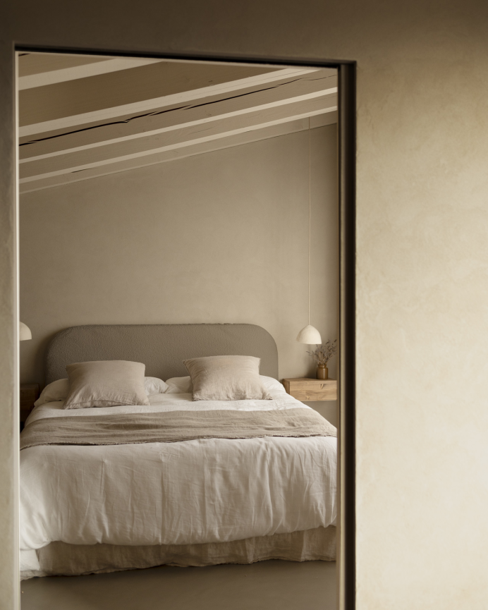 Upholstered headboard in removable brown bouclé fabric in various sizes.