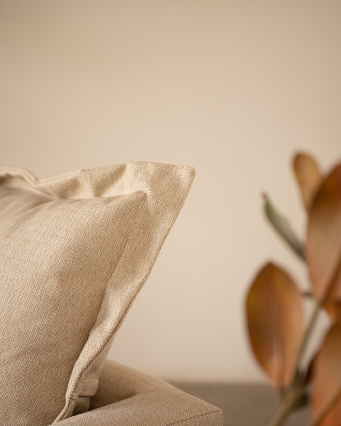 Beige armchair with dimensions of 105x106cm.