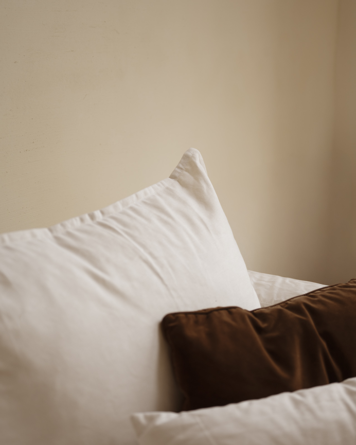 Modular straight cotton and linen sofa with removable white tone cover, measuring 196x96cm.