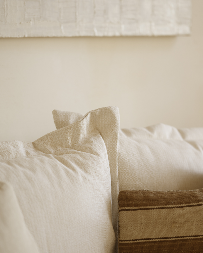 Straight sofa in off-white tone measuring 215x105cm.